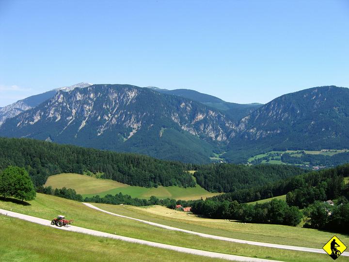 Karta1_ 058.jpg - Do miejscowości Payerbach kręcimy jak dnia poprzedniego i następnie skręcamy w prawo na Klamm, gdzie zaczyna się podjazd. Większość prowadzi na otwartym słońcu, co pozwala zyskać piękną opaleniznę i dodatkowo się zmęczyć.